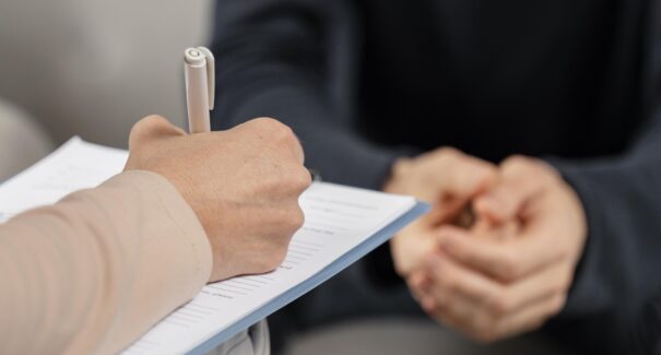 Psicoterapia psicanalítica: por que o Brasil medica tanto e escuta tão pouco