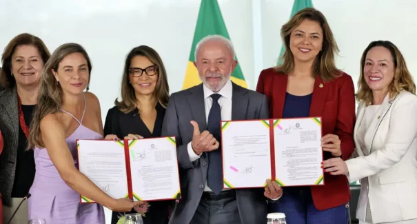 Lula sanciona leis para reforçar combate à violência contra mulheres
