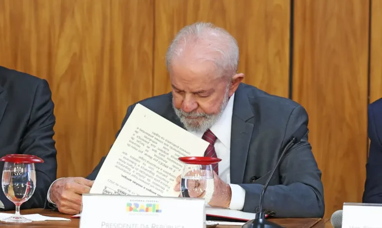 Lula veta projeto que reconhecia estágio como experiência profissional em concursos