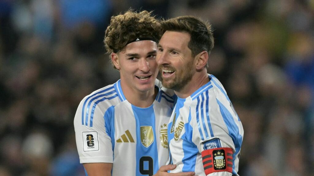 Julián Alvarez e Messi (Foto: AFP)