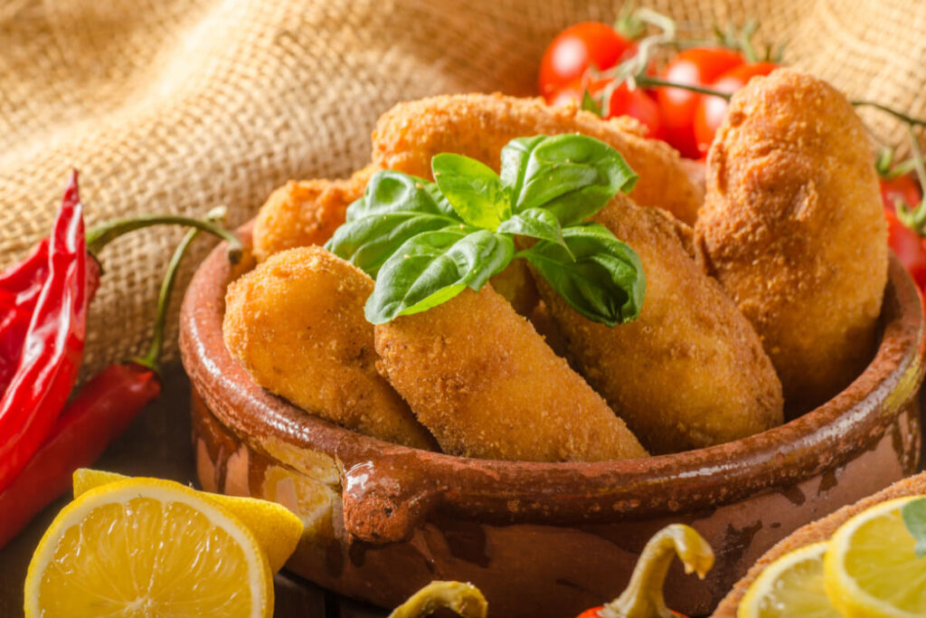 Croquete de frango com purê de batata-doce (Imagem: Stepanek Photography | Shutterstock)
