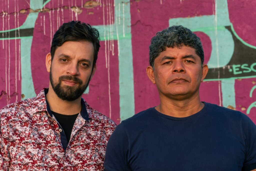Igor Nascimento e Lauande Aires, pesquisadores da Versobaiô, coordenam as atividades que conectam bumba-meu-boi, dramaturgia e território. (Divulgação)