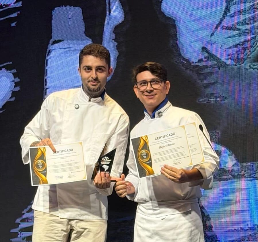 Da esquerda para a direita:  chefs João Vieira e Rafael Bruno. (Divulgação)