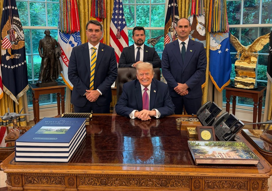 Flávio e Eduardo Bolsonaro se reúnem com Trump nos EUA e encontro movimenta cenário político
