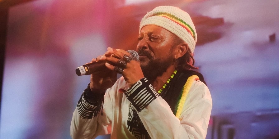 Em comemoração ao Dia Nacional do Reggae, Levi James apresenta o show “Manguezais” (Foto: Reprodução)