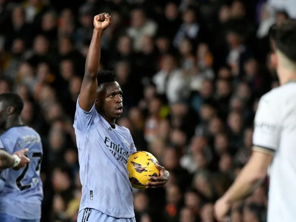 O atacante brasileiro Vinicius Junior comemora gol do Real Madrid, no estádio Mestalla, em Valência, em 2 de março de 2024 (Foto: Jose Jordan/AFP)
