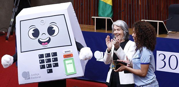 Presidente do TSE, ministra Cármen Lúcia, e a mascote Pilili em evento no TSE. 04.05.2026. Foto: Alejandro Zambrana/Secom/TSE
