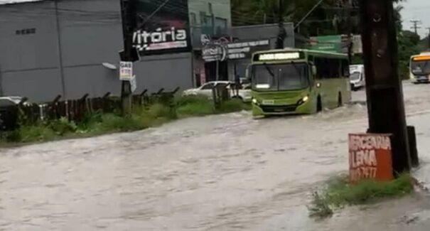 Vídeo: chuvas deixam vias alagadas e expõem, mais uma vez, pontos críticos na Grande São Luís