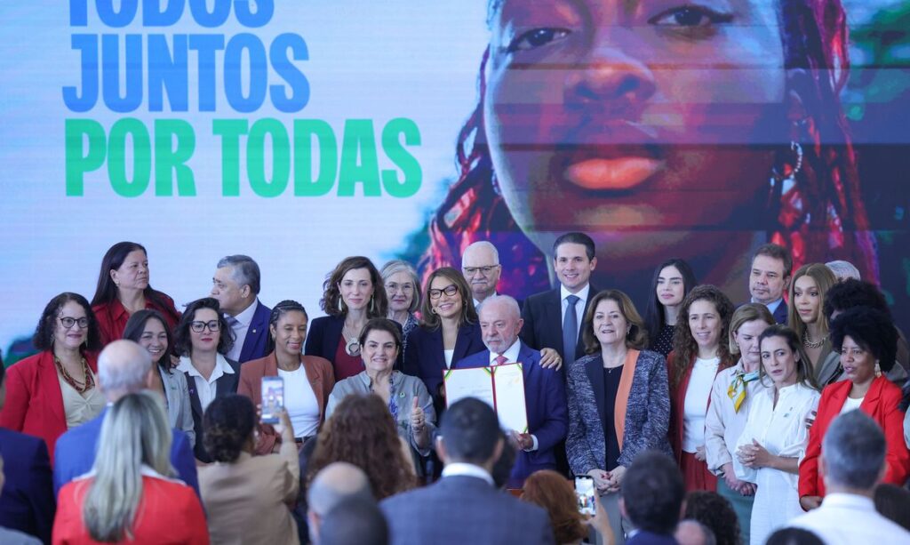 Lula assina decreto para reforçar proteção de mulheres no ambiente digital