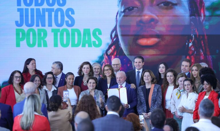 Lula assina decreto para reforçar proteção de mulheres no ambiente digital