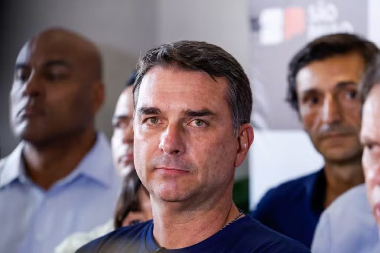 Flávio Bolsonaro admite encontro com dono do Banco Master após uso de tornozeleira