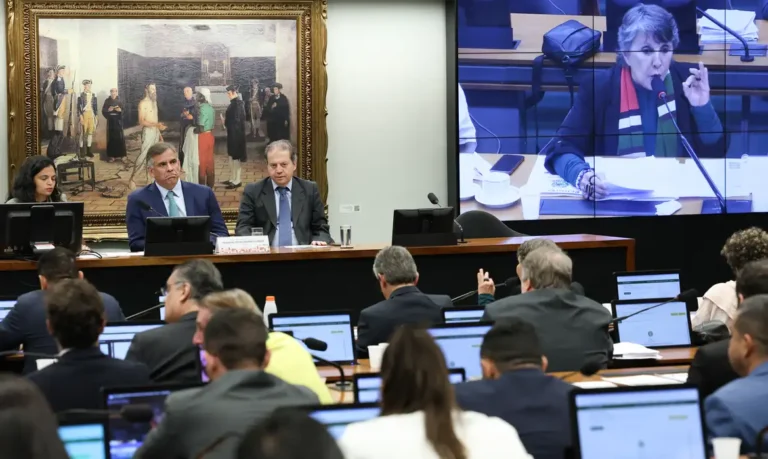 Proposta que reduz maioridade penal avança na Câmara dos Deputados