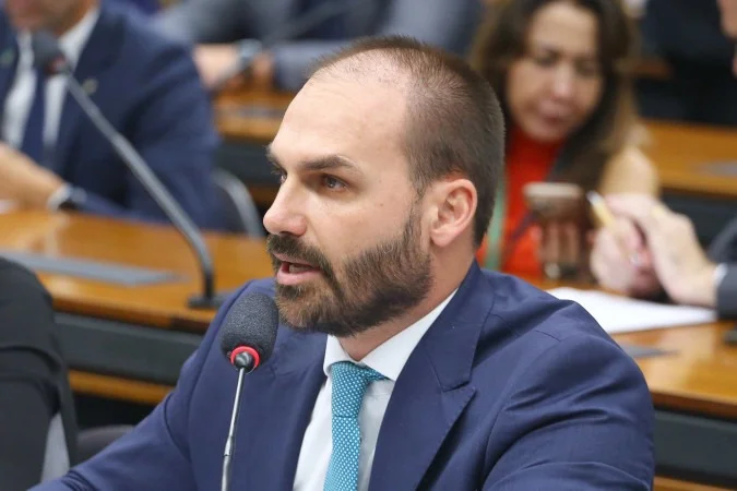STF mantém julgamento de Eduardo Bolsonaro e rejeita pedido de adiamento