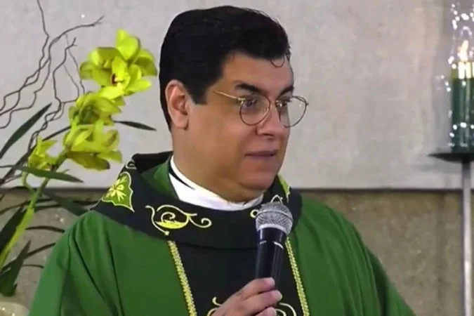 Vídeo: padre viraliza ao revelar que aconselhou noiva a desistir de casamento após ‘lista de 13 exigências’