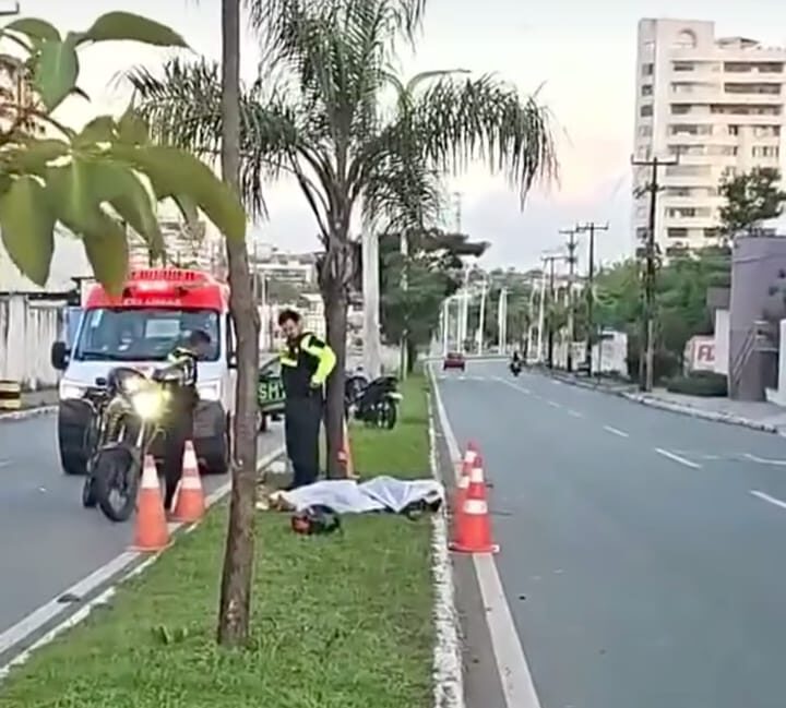 Motociclista morre após colidir contra palmeira na Avenida dos Holandeses