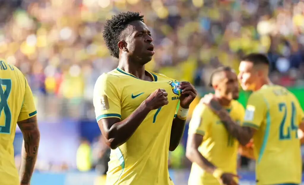Vinicius Junior celebra gol da Seleção Brasileira contra Marrocos (Foto: Ulrik Pedersen/NurPhoto via Getty Images)