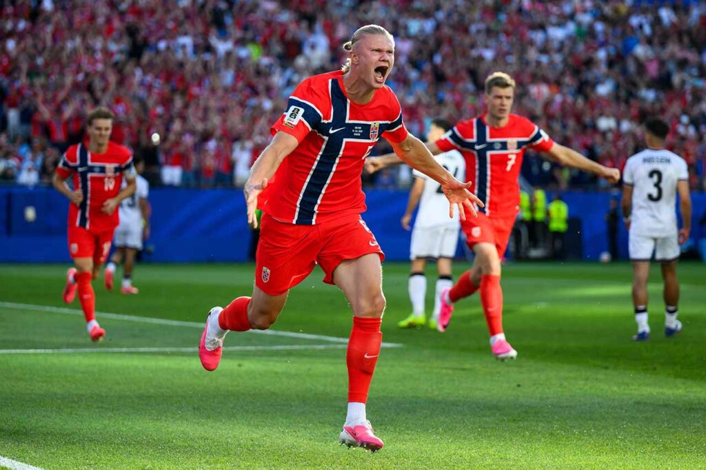 Haaland marcou dois gols e foi o nome do jogo de estreia da Noruega. Estará em campo mais uma vez nesta segunda-feira. Afinal, terá gol da fera? (Foto: Divulgação/NFF)