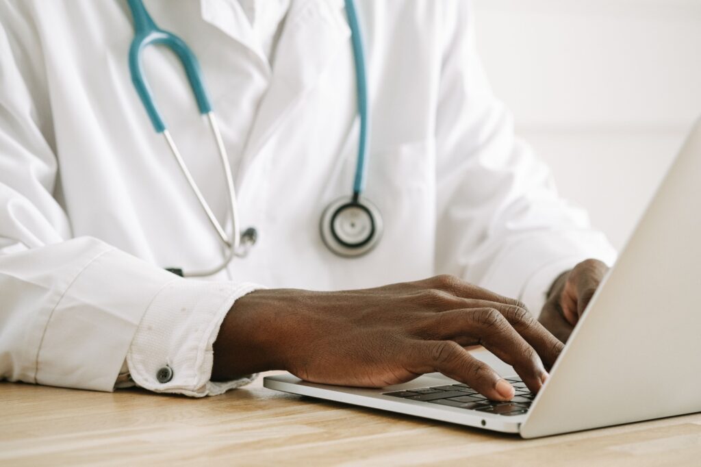 Uso de inteligência artificial cresce na saúde e já faz parte da rotina de 78% dos médicos brasileiros