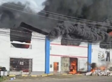 Incêndio destrói galpão de empresa de plásticos na região do Araçagi