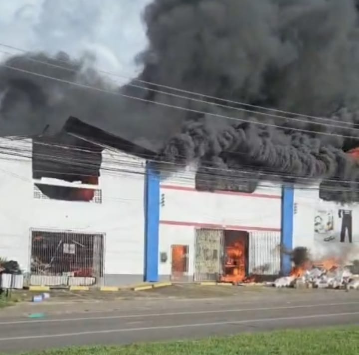 Incêndio destrói galpão de empresa de plásticos na região do Araçagi