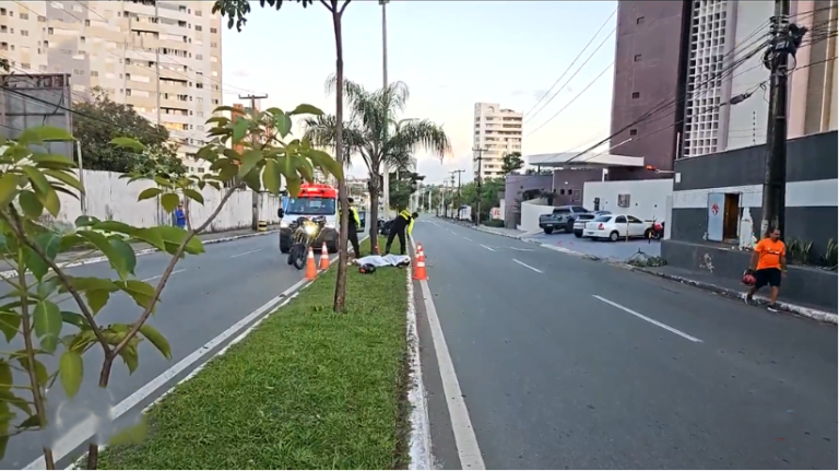 Motociclista morre após colidir contra palmeira na Avenida dos Holandeses
