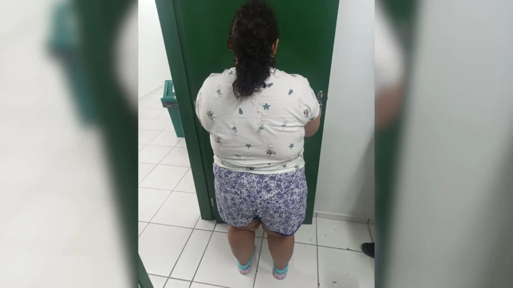 Após os procedimentos na delegacia, a suspeita foi encaminhada ao Presídio Regional de Joinville, onde permanece à disposição da Justiça (Foto: PCSC)