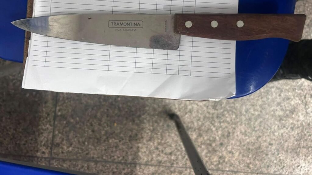 Uma faca foi encontrada na bolsa de uma adolescente após denúncia de que ela pretendia utilizá-la contra outras alunas (Foto: 1º Batalhão Escolar (1° BEPM))