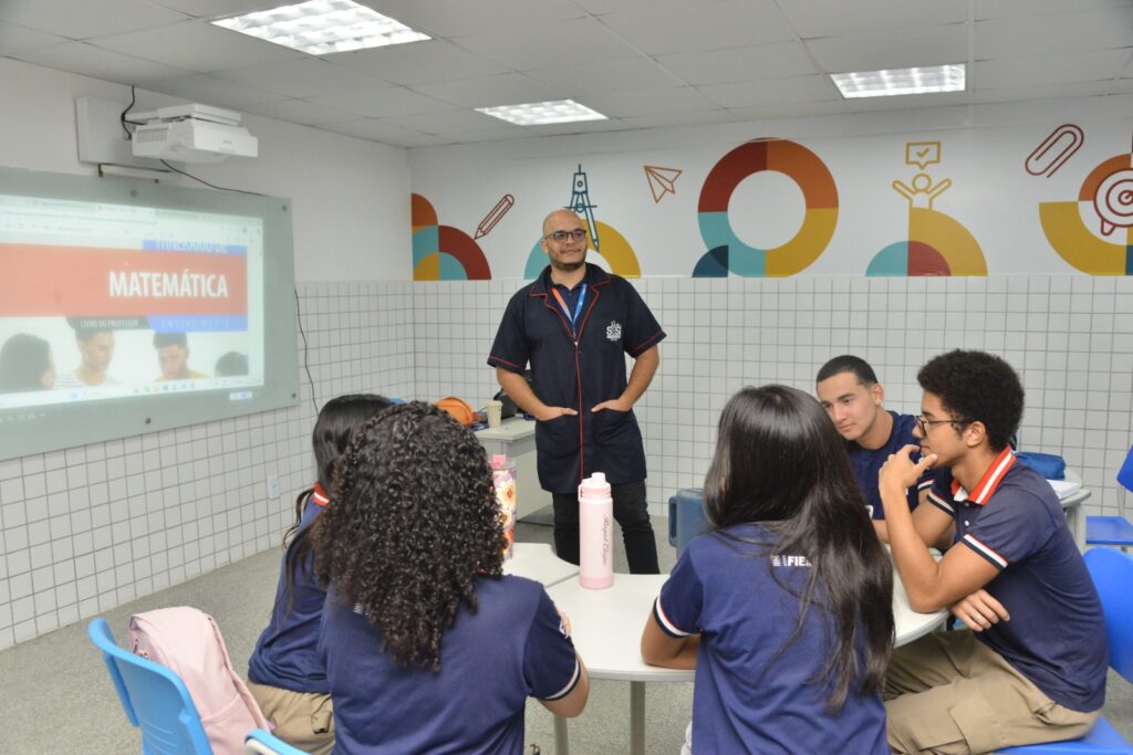 Professor de matemática do SESI em aula (Foto: Divulgação)