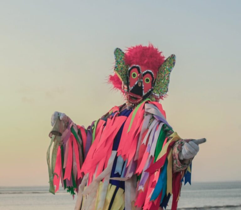 Exposição “Exuberantes Cazumbas” une misticismo, arte contemporânea e resistência cultural no MHAM