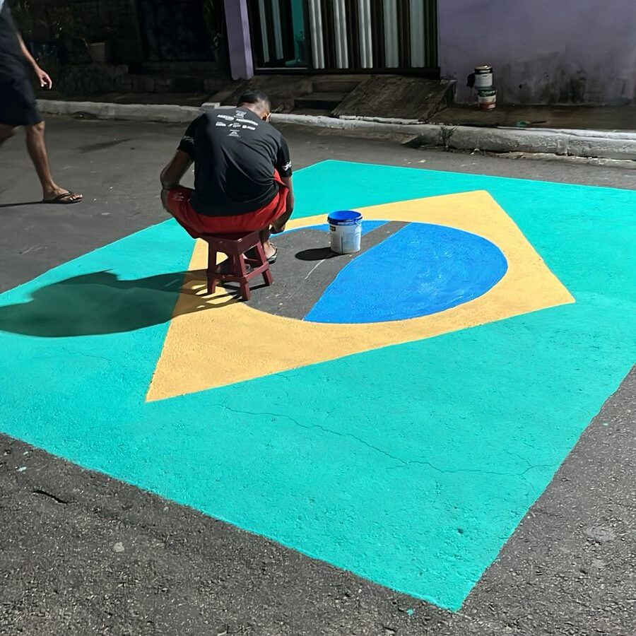 No clima da Copa do Mundo, moradores do Anjo da Guarda se mobilizam na decoração do bairro com as cores do Brasil. (Divulgação)