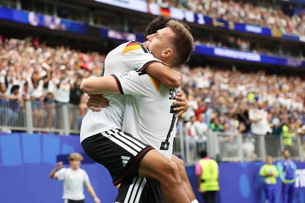 Schlotterbeck (à direita) celebra o seu gol, o segundo da Alemanha sobre Curaçao (Foto: Molly Darlington/Getty Images)