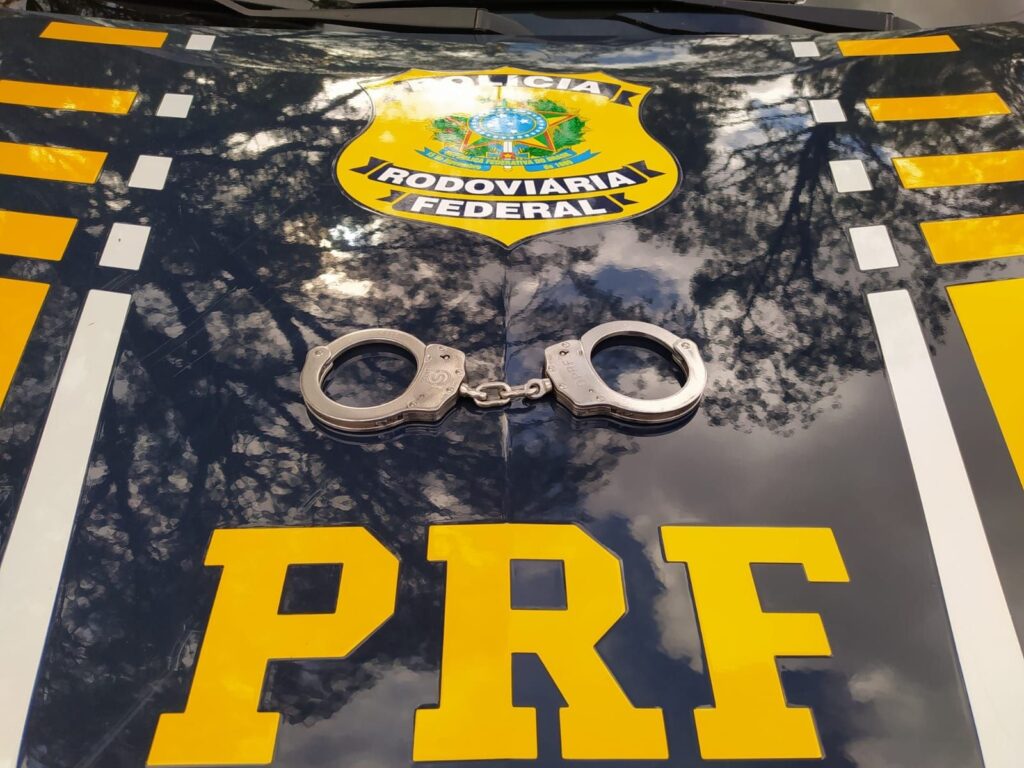 Estrangeiro procurado pela Interpol foi localizado durante fiscalização na BR-226 após ação conjunta entre PRF e Polícia Federal (Foto: PRF)