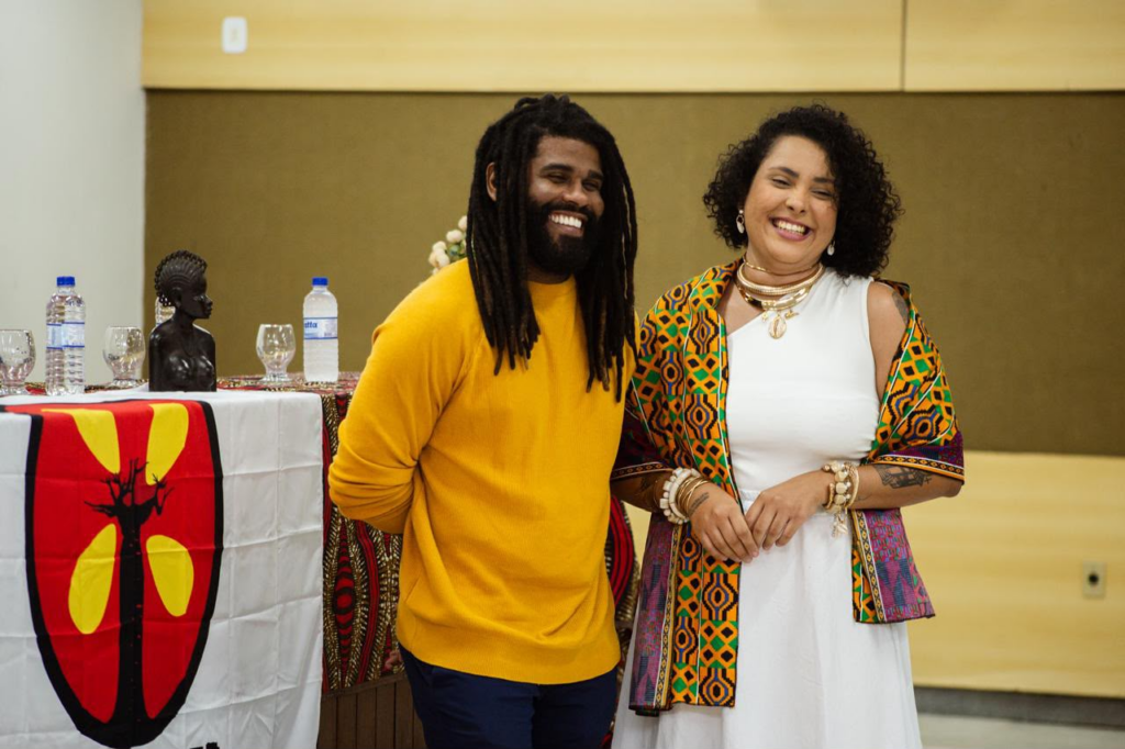 Psicólogos Rômulo Mafra Cruz e Luara Matos, idealizadores da Pense Minha Cor. (divulgação)