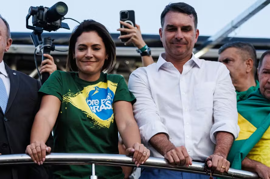 Irmão de Michelle Bolsonaro sai em defesa da ex-primeira-dama após críticas a Flávio Bolsonaro