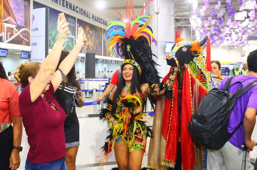 Receptivo junino acontece em São Luís com apresentações culturais no aeroporto da cidade