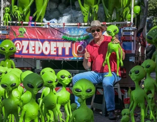 Zé do ET fabrica e vende bonecos de extraterrestres há mais de dez anos - (crédito: Leandro Couri/EM/D.A Press)
