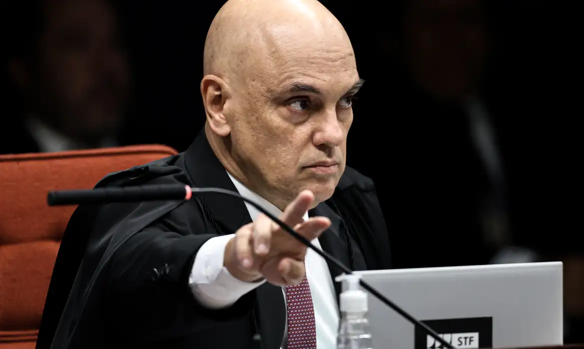 Moraes dá 48 horas para PGR se manifestar sobre arma ligada a Bolsonaro