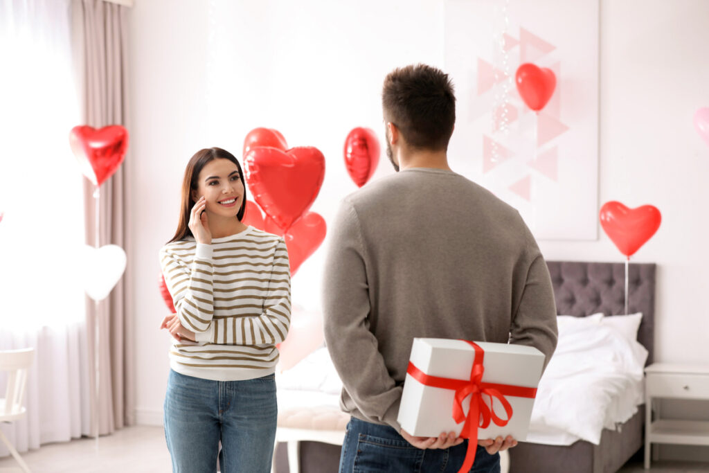 Entender os traços de personalidade e as características de cada signo ajuda na escolha do mimo ideal (Imagem: jusagephoto | Shutterstock)  
