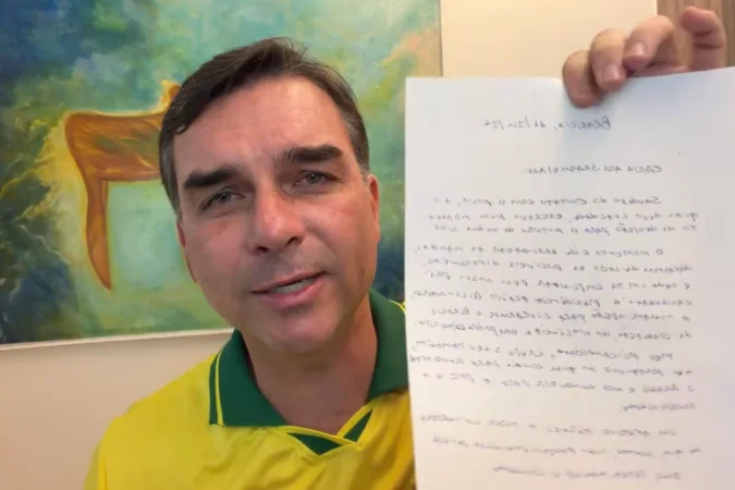 Moraes suspende visitas de Flávio a Bolsonaro na prisão domiciliar