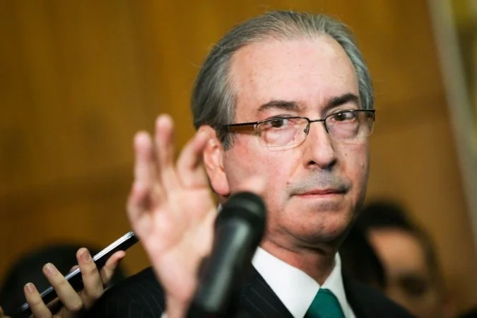Dino bloqueia R$ 6,1 milhões de Cunha em investigação de desvio de emendas