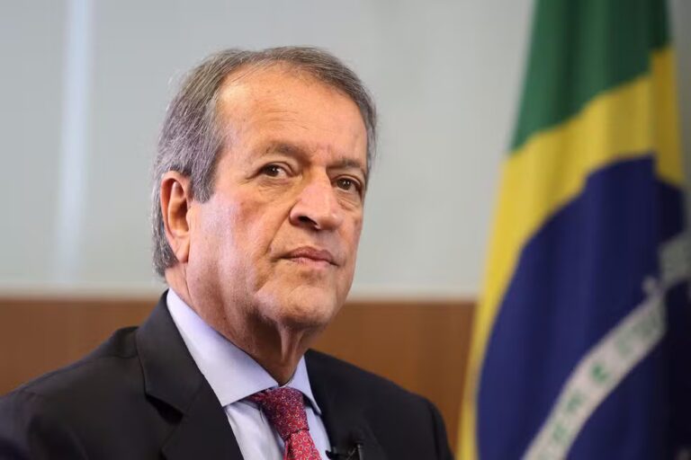 Flávio Dino determina bloqueio de R$ 119 milhões em bens de Valdemar Costa Neto