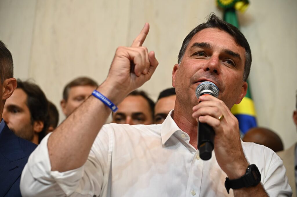 Notas fiscais de R$ 1 milhão ligam escritório de Flávio Bolsonaro a empresa associada a Daniel Vorcaro