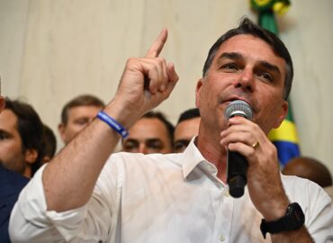 Notas fiscais de R$ 1 milhão ligam escritório de Flávio Bolsonaro a empresa associada a Daniel Vorcaro