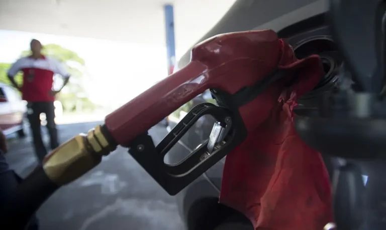 Governo recua e mantém desconto na gasolina após nova escalada do petróleo no mercado global