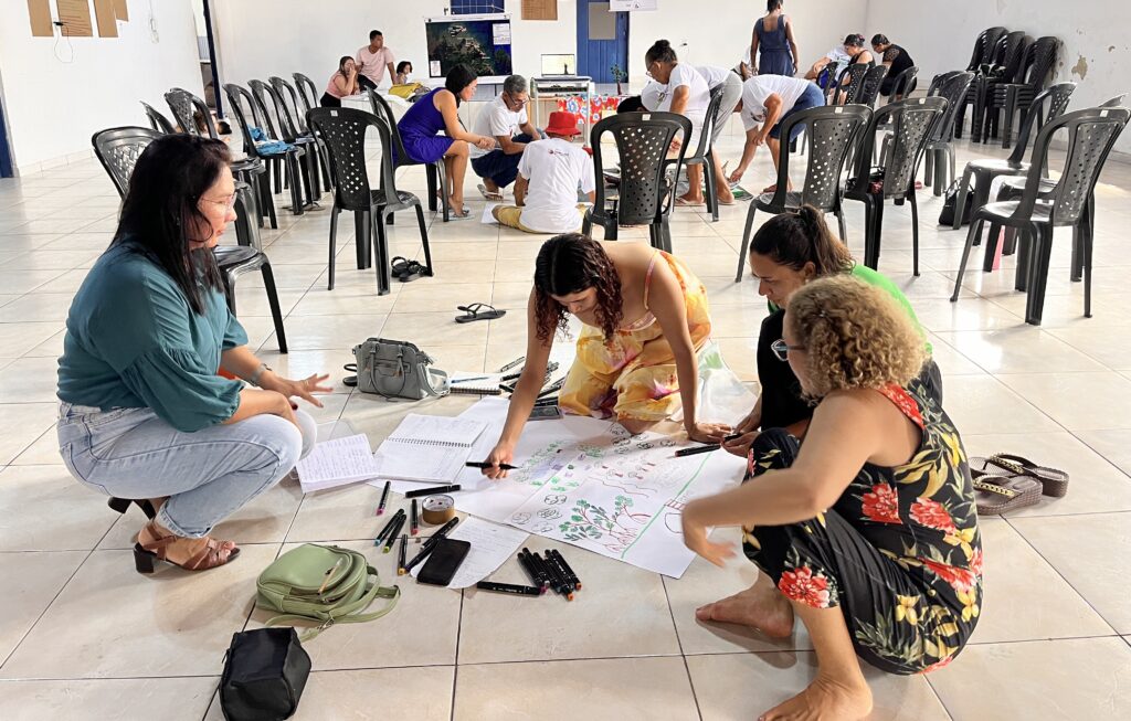 Representantes das comunidades apresentam os roteiros construídos durante a cartografia social