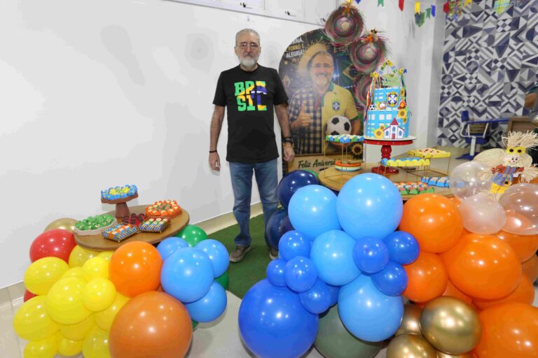 Aniversário surpresa de Plínio Túzolo reúne amigos e colegas no HSE-HSLZ