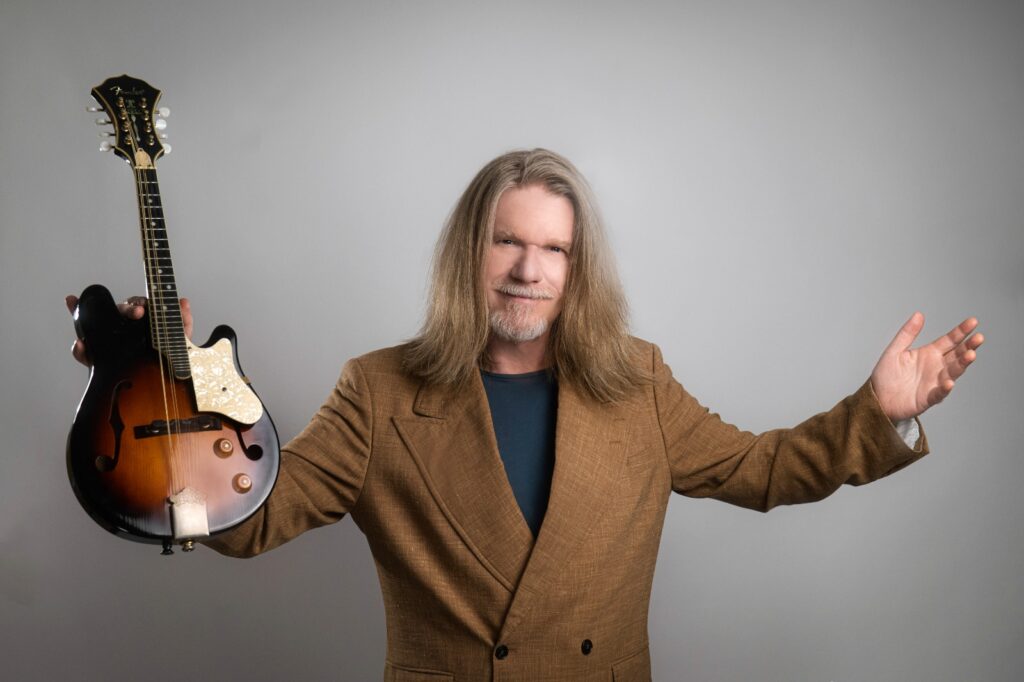 Com mais de 40 anos de estrada, Humberto Gessinger já lançou 25 álbuns e 8 DVDs, que lhe renderam oito Discos de Ouro, um Disco de Platina, quatro DVDs de Ouro e milhares de fãs apaixonados por sua música (Foto: Divulgação)