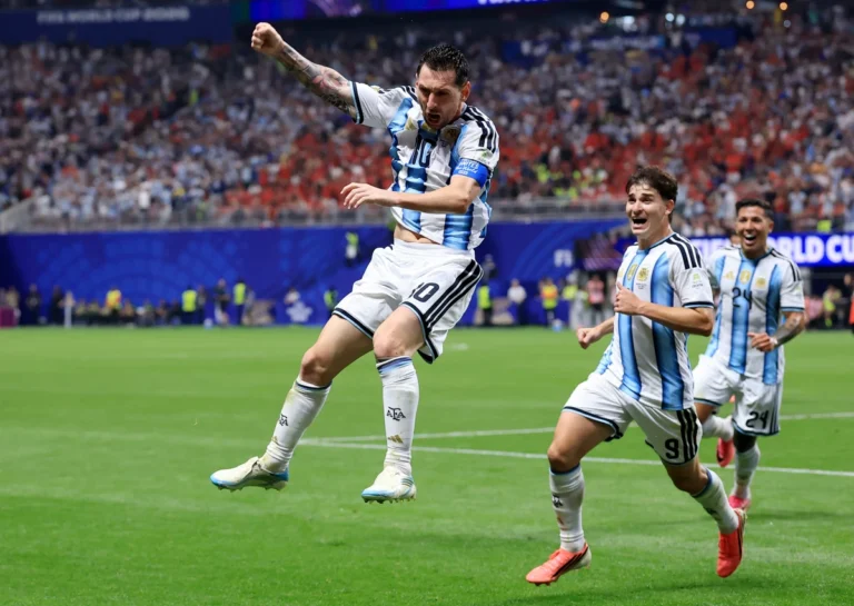 Argentina vira contra Egito e avança às quartas da Copa do Mundo