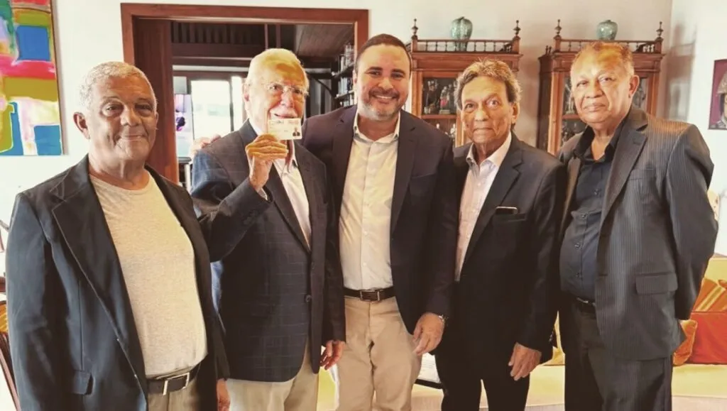 Ex-presidente José Sarney recebe homenagem e carteira de jornalista entregues pelo Sindjor-MA