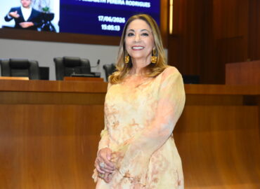 Educadora Elizabeth Rodrigues é homenageada com a Medalha Manuel Beckman